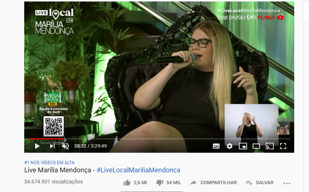Marília Mendonça em live de casa — Foto: Reprodução/Youtube
