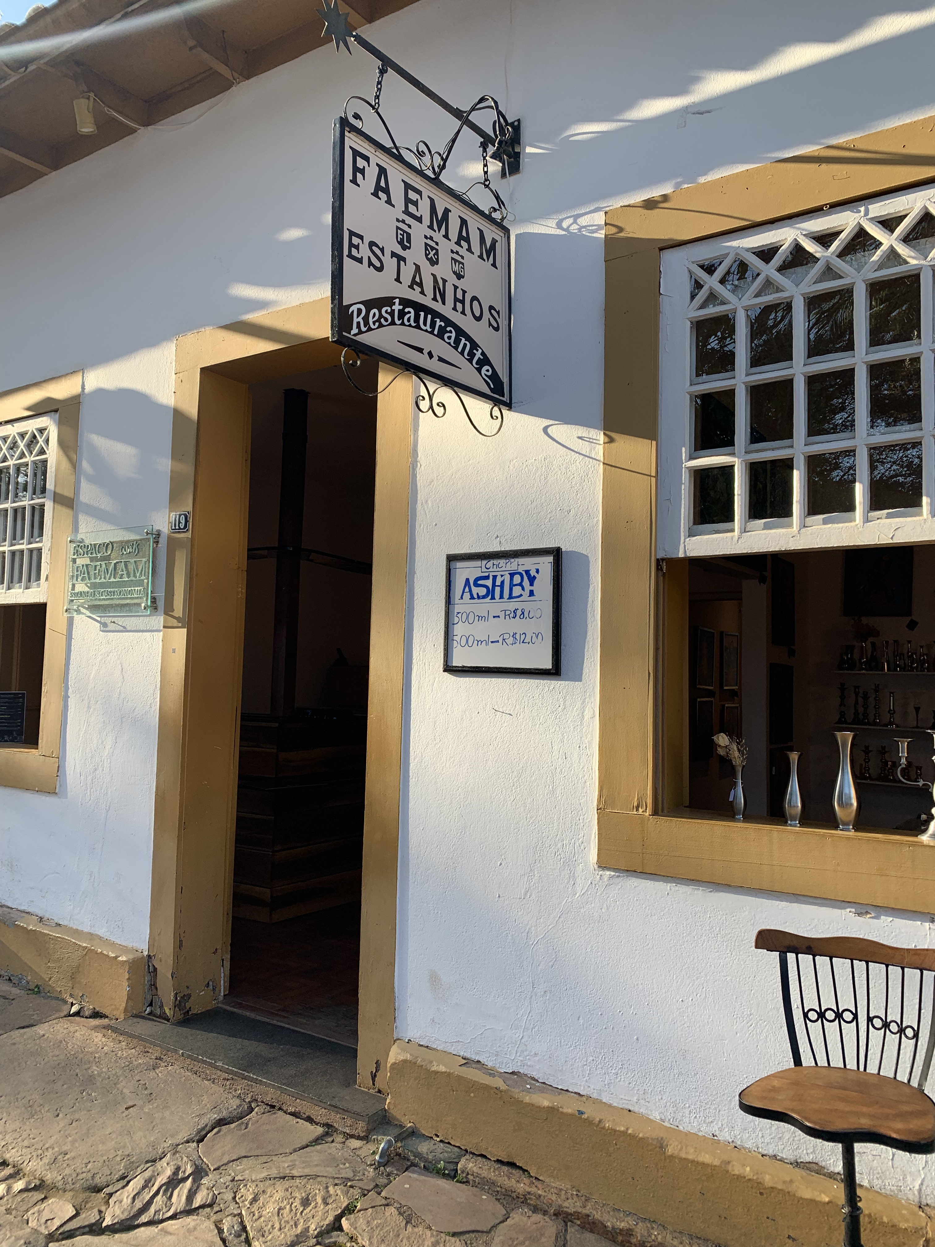 foto da fachada do restaurante Faemem Estanhos mostrando placa do estabelecimento e a porta de entrada com o contorno amarelo