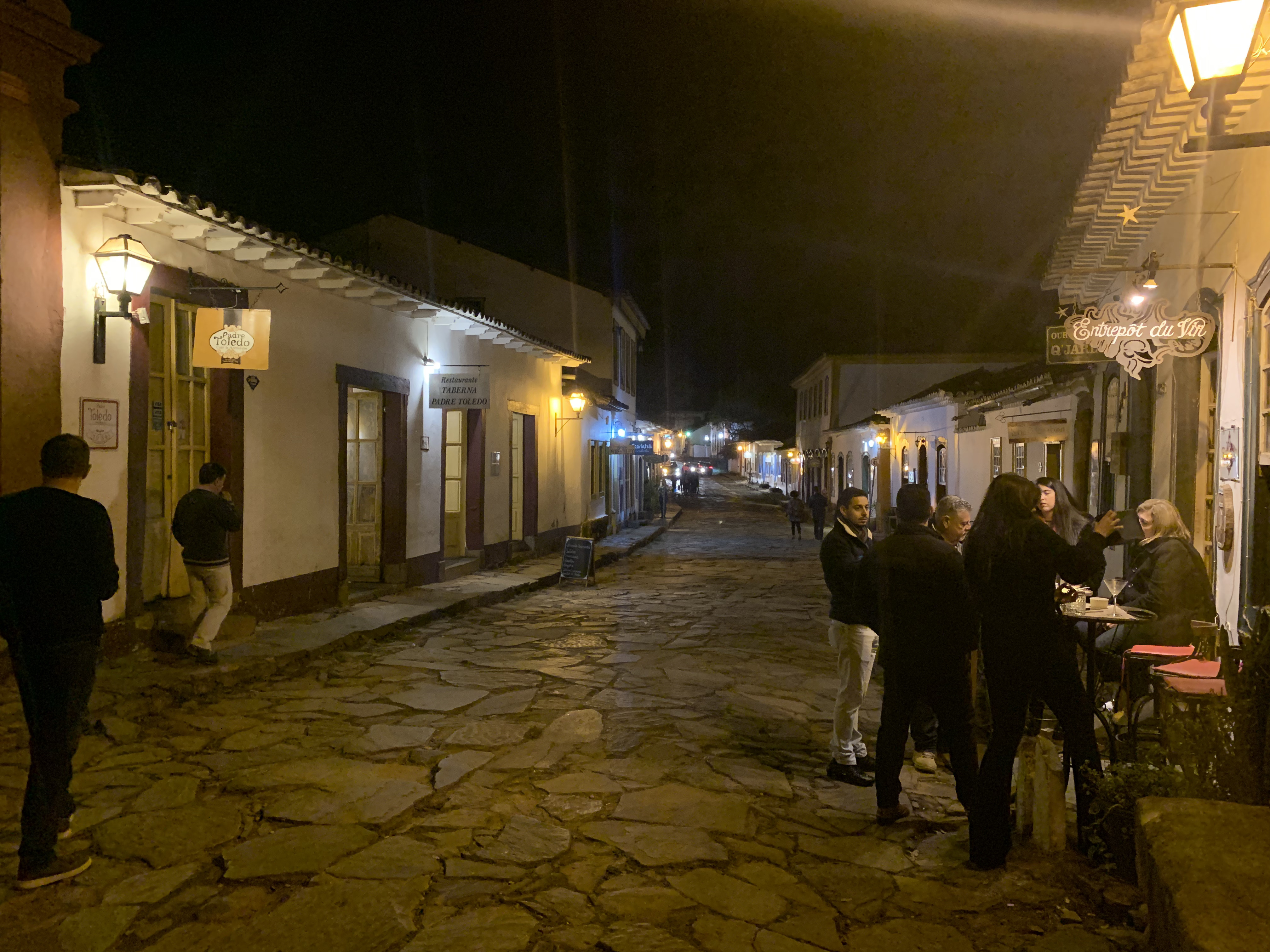 Rua Direita à noite com as entradas dos restaurantes iluminadas