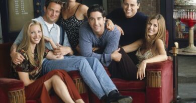 Elenco de Friends posando no cenário do Central Perk, o café que os personagens frequentavam na série.