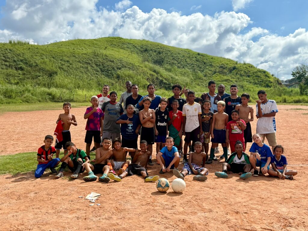 Crianças e adolescentes do projeto Semeando Vidas após atividade | Foto: Acervo do Projeto