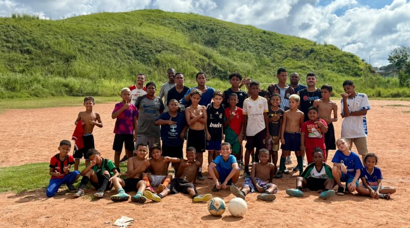 Crianças e adolescentes do projeto Semeando Vidas após atividade | Foto: Acervo do Projeto